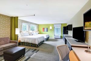 希尔顿黑德岛Home2 Suites By Hilton Hilton Head的酒店客房,配有床和电视