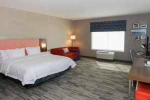 LafayetteHampton Inn & Suites Lafayette的酒店的客房 - 带一张床、椅子和窗户