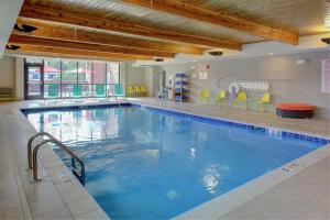 布卢明顿Home2 Suites by Hilton Bloomington的大楼内一个蓝色的大型游泳池