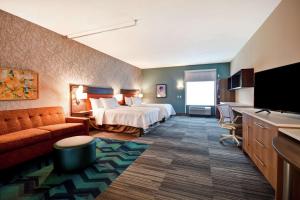 梅卡尼克斯堡Home2 Suites Mechanicsburg的配有一张床和一台平面电视的酒店客房