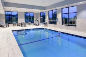 StanleyHampton Inn & Suites Overland Park South的大楼内一个蓝色的大型游泳池