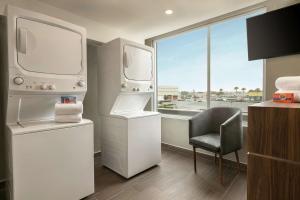 蒙特雷Homewood Suites By Hilton Monterrey Apodaca的白色的浴室设有椅子和窗户。