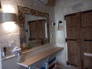 圣保罗湾城The 1930's Maltese Residence的一间带水槽和镜子的浴室