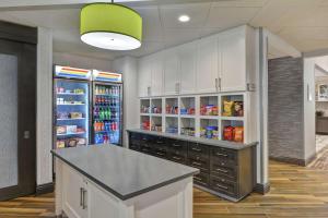 萨凡纳Homewood Suites By Hilton Savannah Airport的厨房配有带饮品的大冰箱
