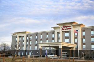 劳雷尔山Hampton Inn & Suites Mount Laurel/Moorestown的前面有标志的建筑