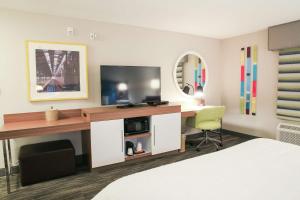 劳雷尔山Hampton Inn & Suites Mount Laurel/Moorestown的酒店客房设有一张桌子、一台电视和一张床