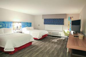 劳雷尔山Hampton Inn & Suites Mount Laurel/Moorestown的酒店客房设有两张床和一台平面电视。