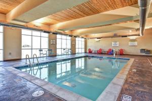 维克多维尔Home2 Suites by Hilton Victorville的大楼内一个蓝色的大型游泳池