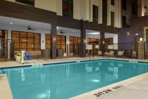 韦科Hilton Garden Inn Waco的酒店大堂的大型游泳池
