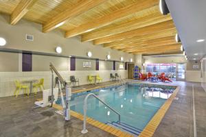 普利茅斯Home2 Suites By Hilton Plymouth Minneapolis的游泳池,位于带游泳池的建筑内