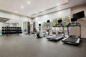 哥伦比亚Home2 Suites By Hilton Columbia Harbison的一间健身房,里面配有数台跑步机和机器