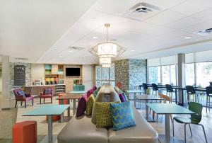列治文山Home2 Suites By Hilton Richmond Hill Savannah I-95的一间设有桌椅和沙发的等候室
