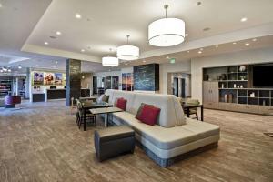 蒙特贝罗Home2 Suites by Hilton Los Angeles Montebello的带沙发的客厅和用餐室