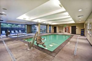 蒙特贝罗Home2 Suites by Hilton Los Angeles Montebello的大楼内一个带滑梯的游泳池