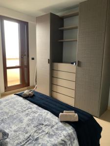 加拉蒂纳La casa di Elena的一间卧室配有一张床,上面有两条毛巾