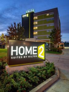 俄克拉何马城Home2 Suites By Hilton Oklahoma City Nw Expressway的希尔顿家庭套房的标志