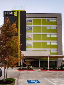 俄克拉何马城Home2 Suites By Hilton Oklahoma City Nw Expressway的带有读家标的建筑