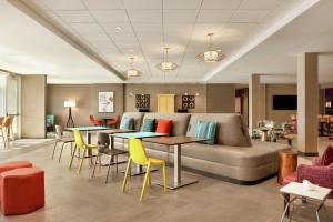 圣安东尼奥Home2 Suites By Hilton San Antonio North Stone Oak的大堂配有沙发和桌椅