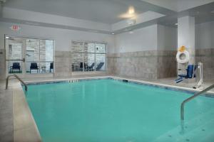 辛辛那提Homewood Suites By Hilton Cincinnati Midtown的游泳池,位于酒店客房内