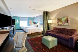 多森Home 2 Suites By Hilton Dothan的酒店客房,配有床和沙发