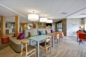 南波特兰Home2 Suites By Hilton Portland Airport的客厅配有沙发和桌椅