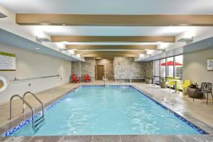 南波特兰Home2 Suites By Hilton Portland Airport的酒店大堂的游泳池