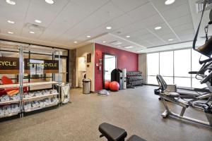 南波特兰Home2 Suites By Hilton Portland Airport的健身房设有有氧器材和健身房