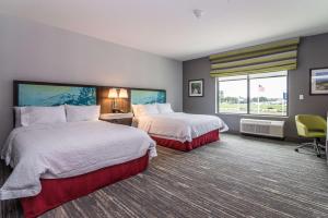 阿伦派克Hampton Inn & Suites - Allen Park的酒店客房设有两张床和窗户。