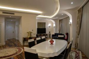 加济安泰普DoubleTree By Hilton Gaziantep的客厅配有白色的桌子和椅子