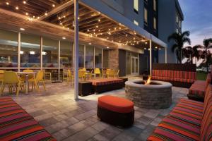 萨拉索塔Home2 Suites By Hilton Sarasota Bradenton Airport的庭院设有火坑和桌椅