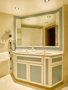 若特阿赫-埃根瓦特斯霍夫海景酒店的一间带水槽和大镜子的浴室