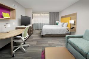 亚特兰大Home2 Suites by Hilton Atlanta Midtown的酒店客房配有一张床和一张带电脑的书桌