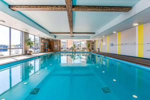 贝尔维尤Home2 Suites By Hilton Nashville Bellevue的蓝色海水大型游泳池