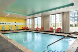 佛罗伦萨Tru By Hilton Florence I-95的游泳池位于酒店客房内,配有桌椅