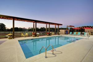 拉格兰奇Home2 Suites By Hilton Lagrange的度假村的游泳池