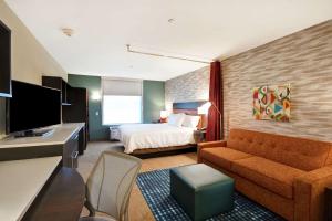 拉格兰奇Home2 Suites By Hilton Lagrange的酒店客房,配有床和沙发
