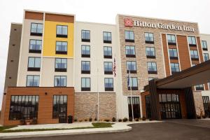 伊丽莎白镇Hilton Garden Inn Elizabethtown的前面有美国国旗的建筑