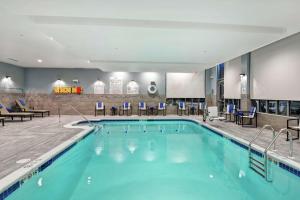 劳伦斯维尔Hilton Garden Inn Princeton Lawrenceville的蓝色的游泳池,位于酒店客房内