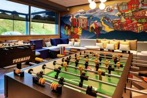 斯汤顿Tru By Hilton Staunton的游戏室设有台球桌和大型壁画