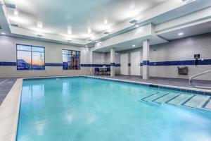 基特里Hampton Inn & Suites Kittery的大楼内的一个蓝色海水游泳池