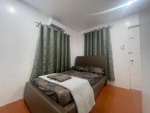 锡朗Modern Cozy 3BR Near Air-conditioned & Free Parking的一间卧室配有床和绿色窗帘