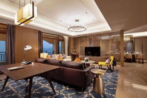惠东惠东富力希尔顿逸林度假酒店的客厅配有沙发和桌子