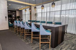 普埃布拉Hampton Inn & Suites By Hilton Puebla的一间会议室,配有长桌子和蓝色椅子