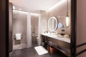 成都成都领地希尔顿嘉悦里酒店（亚太首家，Canopy by Hilton）的一间带水槽、卫生间和镜子的浴室