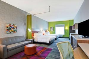 查尔斯顿Home2 Suites Charleston West Ashley的酒店客房,配有床和沙发
