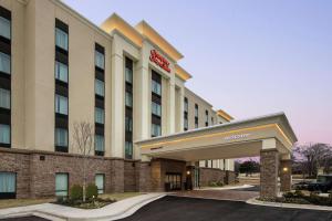 斯内尔维尔Hampton Inn & Suites Snellville Atlanta Ne的带有酒店入口的酒店 ⁇ 染