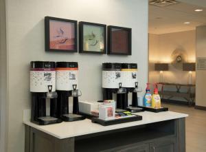 斯内尔维尔Hampton Inn & Suites Snellville Atlanta Ne的柜台上配有4台咖啡机