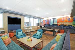 肯特伍德Tru By Hilton Grand Rapids Airport的游戏室设有台球桌和蓝色椅子