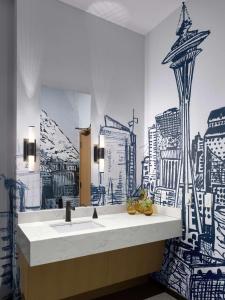 西雅图The Sound Hotel Seattle Belltown, Tapestry Collection的一间带水槽和城市壁画的浴室