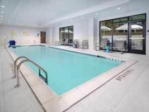 迪凯特Hampton Inn & Suites Atlanta Decatur/Emory的大楼内的一个蓝色海水游泳池